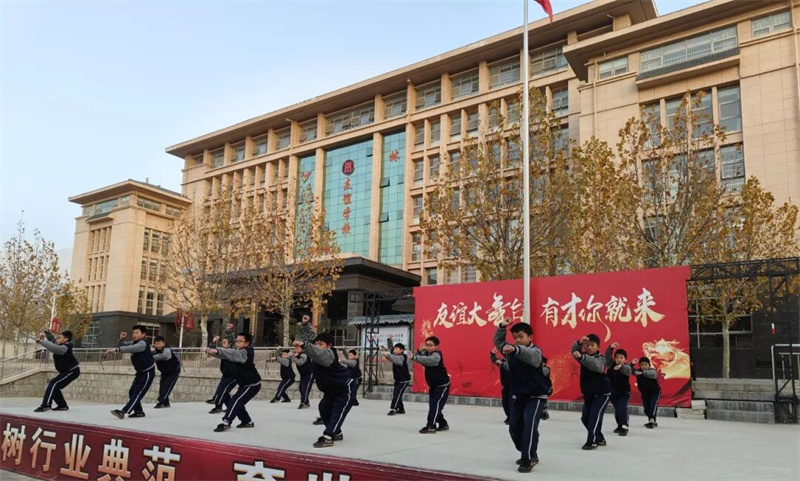 安全守护 向阳成长|少林友谊学校周一升旗仪式暨文明班级表彰(图6) 120106.jpg