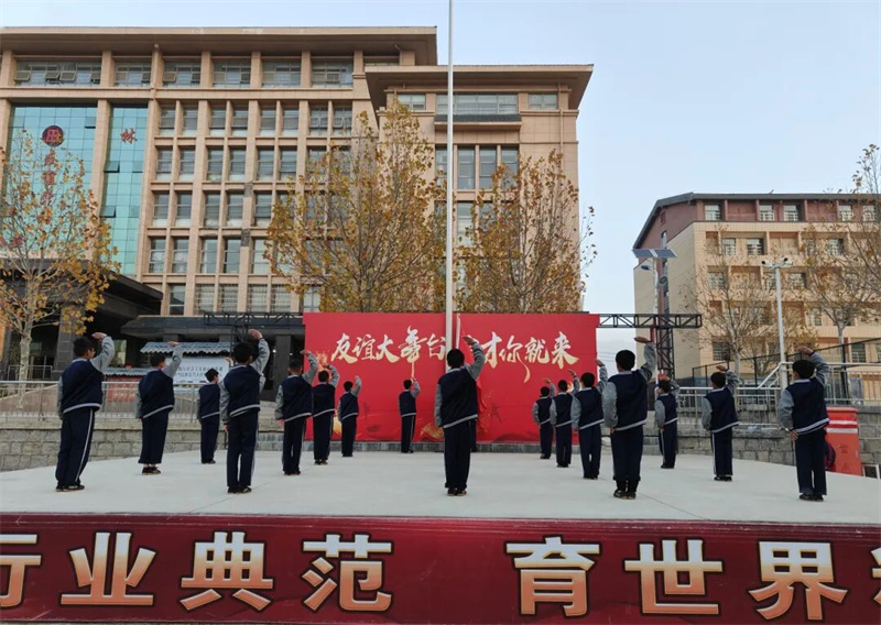 安全守护 向阳成长|少林友谊学校周一升旗仪式暨文明班级表彰(图4) 120104.jpg