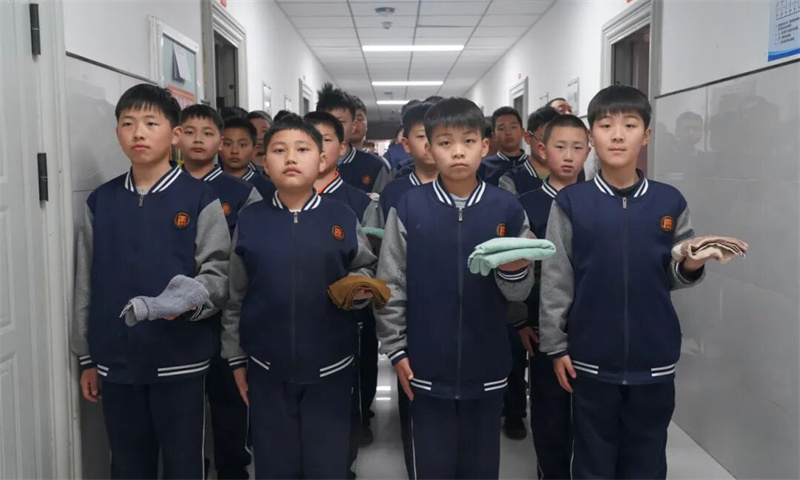 以练筑防 护航成长|少林友谊学校开展2026年春季消防安全疏散演练(图4) 4.jpg