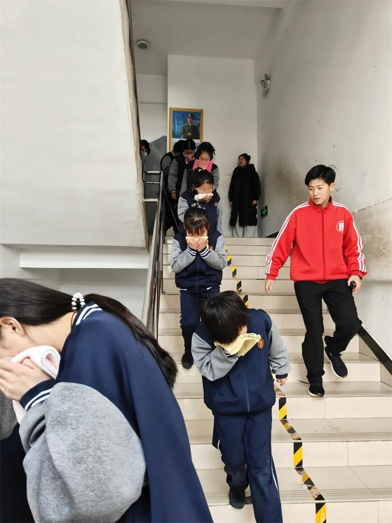 以练筑防 护航成长|少林友谊学校开展2026年春季消防安全疏散演练(图8) 8.jpg