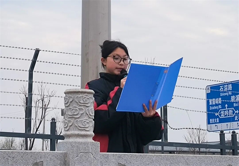 传承雷锋精神 争做时代先锋|少林友谊学校周一升旗仪式暨学雷锋主题活动(图2) 2.jpg