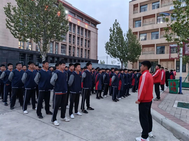 夜练防患 安全护航|少林友谊学校开展夜间消防疏散演练(图2) 2.jpg