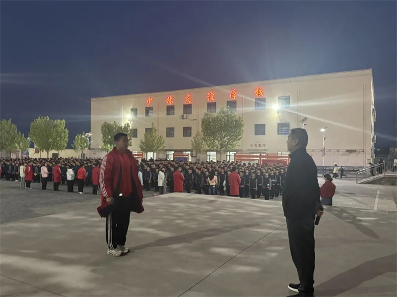 夜练防患 安全护航|少林友谊学校开展夜间消防疏散演练(图4) 4.jpg