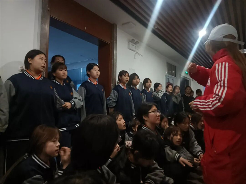夜练防患 安全护航|少林友谊学校开展夜间消防疏散演练(图3) 3.jpg
