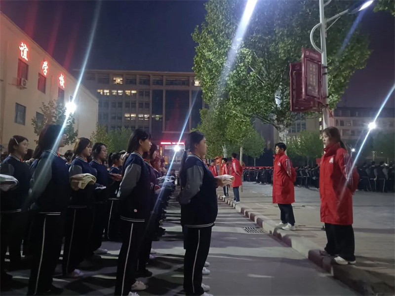 夜练防患 安全护航|少林友谊学校开展夜间消防疏散演练(图9) 9.jpg
