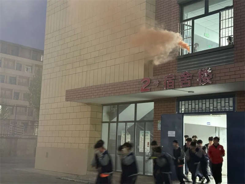 夜练防患 安全护航|少林友谊学校开展夜间消防疏散演练(图7) 7.jpg