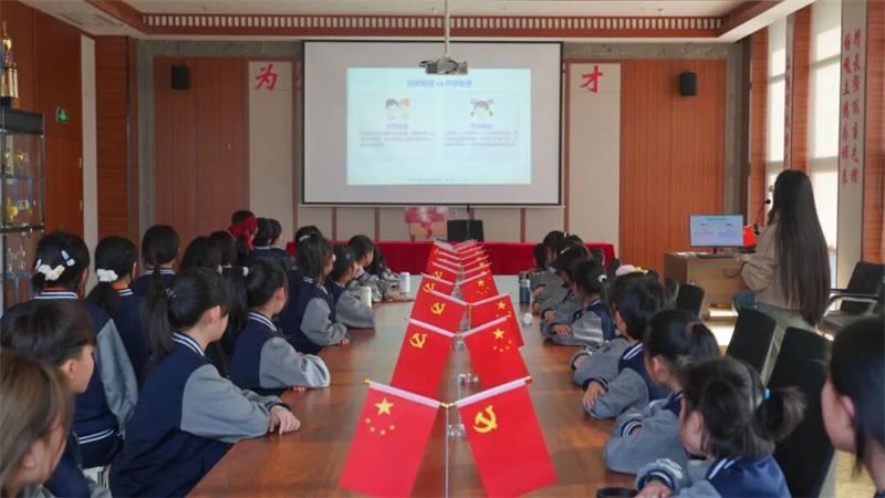 呵护花季成长 绽放最美芳华|少林友谊学校为女生送上两堂成长必修课(图2) 2.jpg