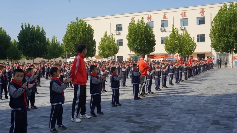 高举队旗跟党走 少年接力新长征|少林友谊学校举行少先队新队员入队仪式